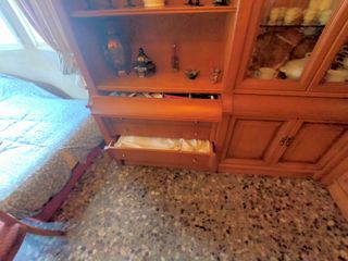 Boiserie clásica en L con vitrinas + Mesa y Sillas