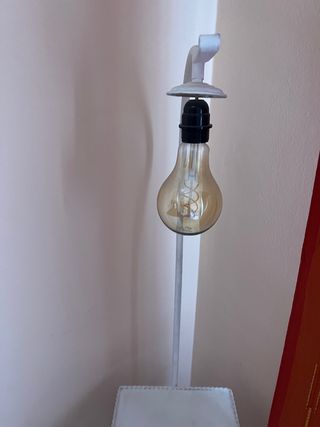 Lámpara de pie de hierro blanco