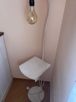 Lámpara de pie de hierro blanco