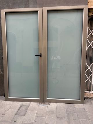 Puerta de  aluminio y cristal