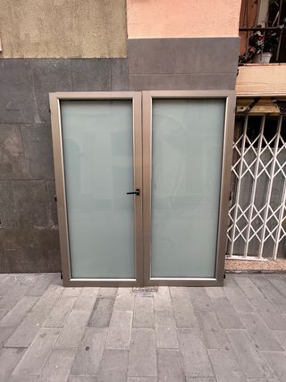 Puerta de  aluminio y cristal