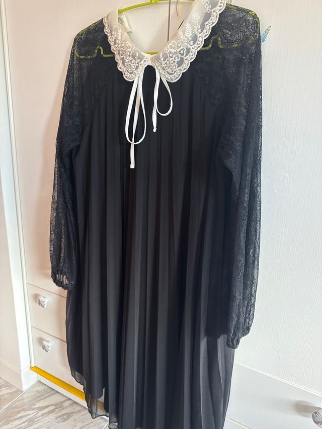 Vestido Asos negro con cuello bordado, blanco