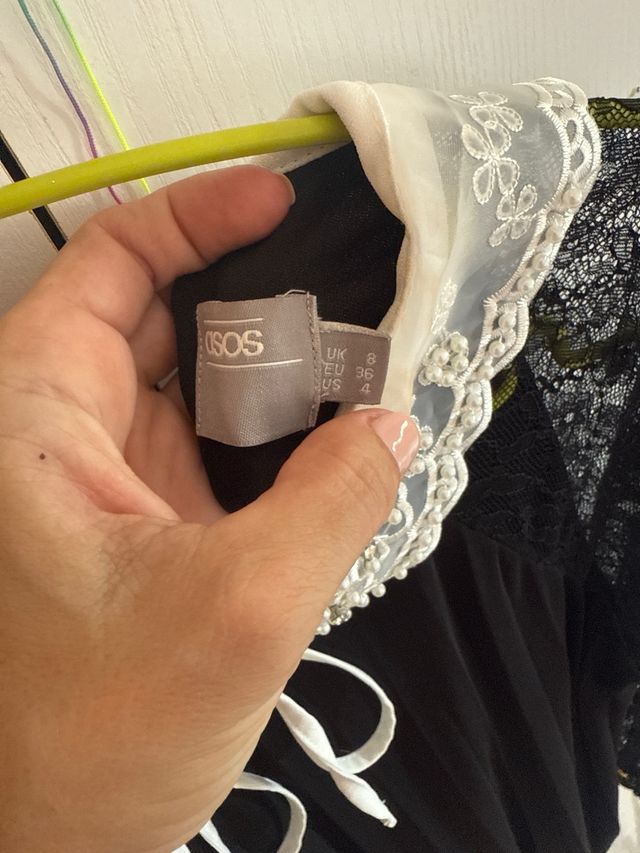 Vestido Asos negro con cuello bordado, blanco