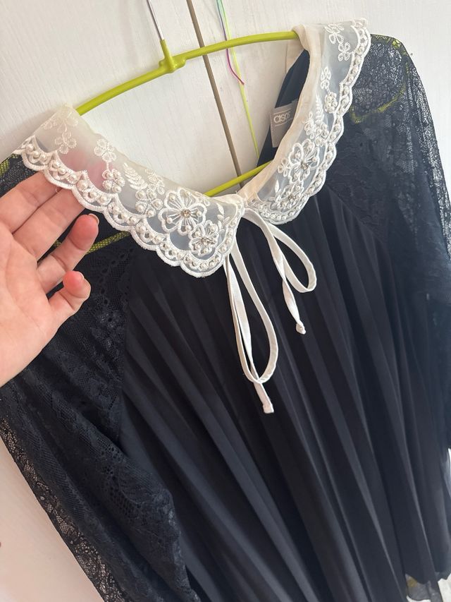 Vestido Asos negro con cuello bordado, blanco
