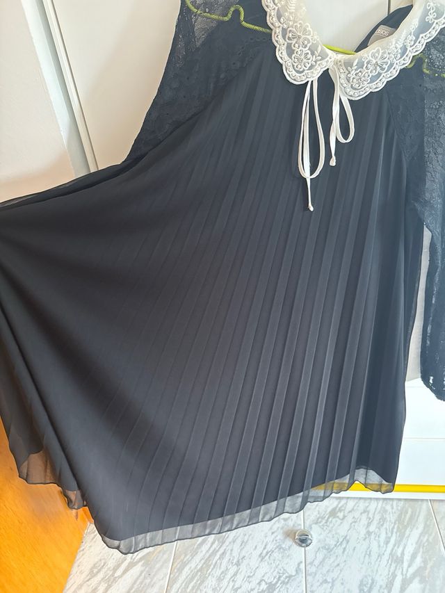 Vestido Asos negro con cuello bordado, blanco
