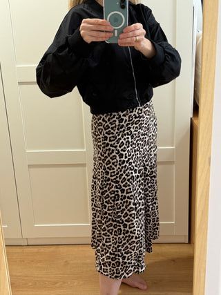 Conjunto XS: Falda Midi Leopardo + Bomber Negra