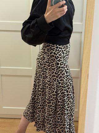 Conjunto XS: Falda Midi Leopardo + Bomber Negra