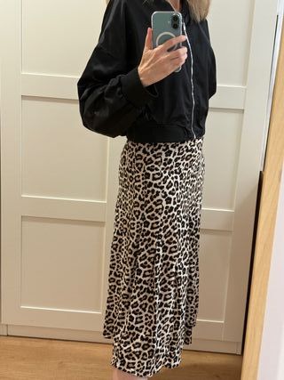 Conjunto XS: Falda Midi Leopardo + Bomber Negra