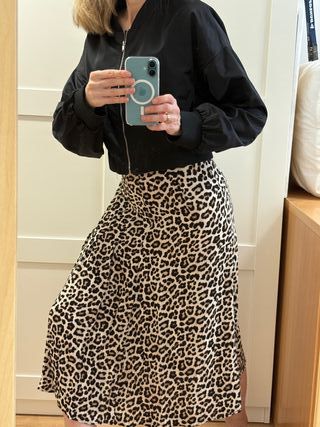Conjunto XS: Falda Midi Leopardo + Bomber Negra