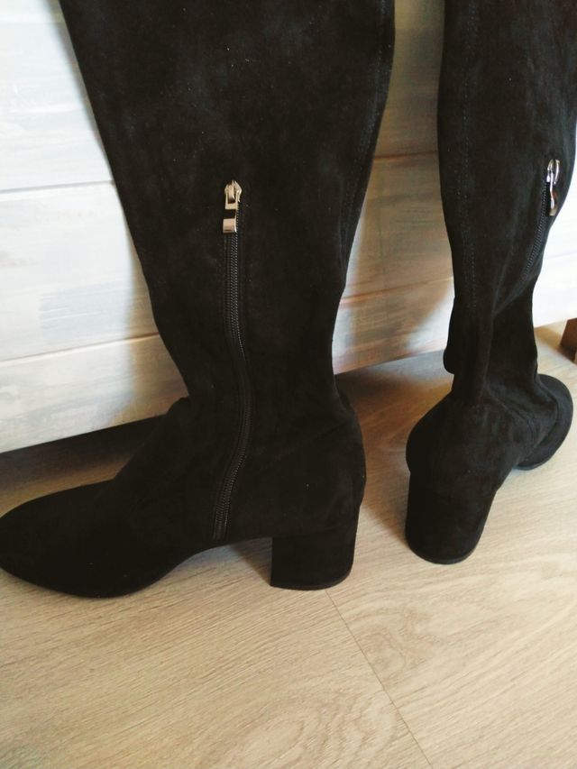 Botas altas, por encima de rodilla, nobuk negro.39