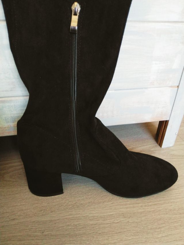 Botas altas, por encima de rodilla, nobuk negro.39