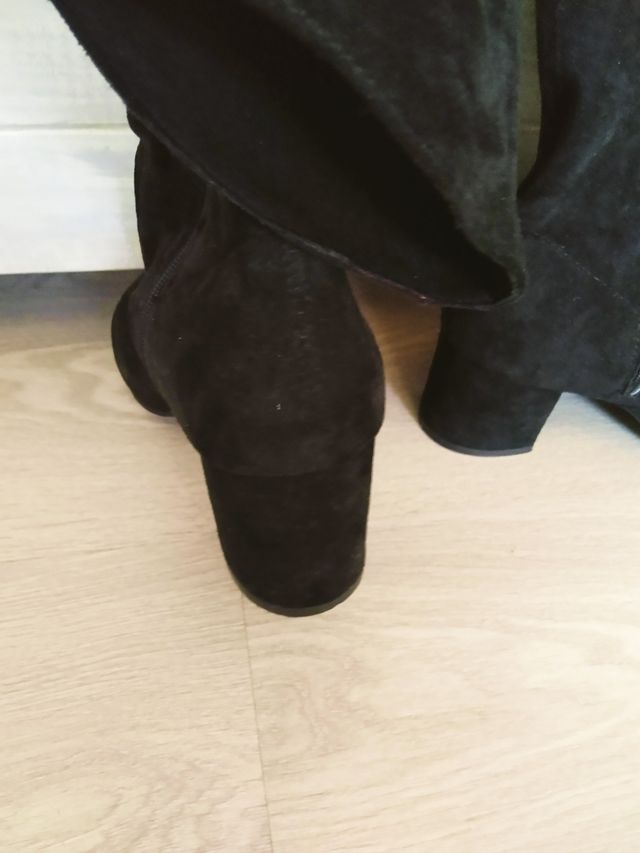 Botas altas, por encima de rodilla, nobuk negro.39