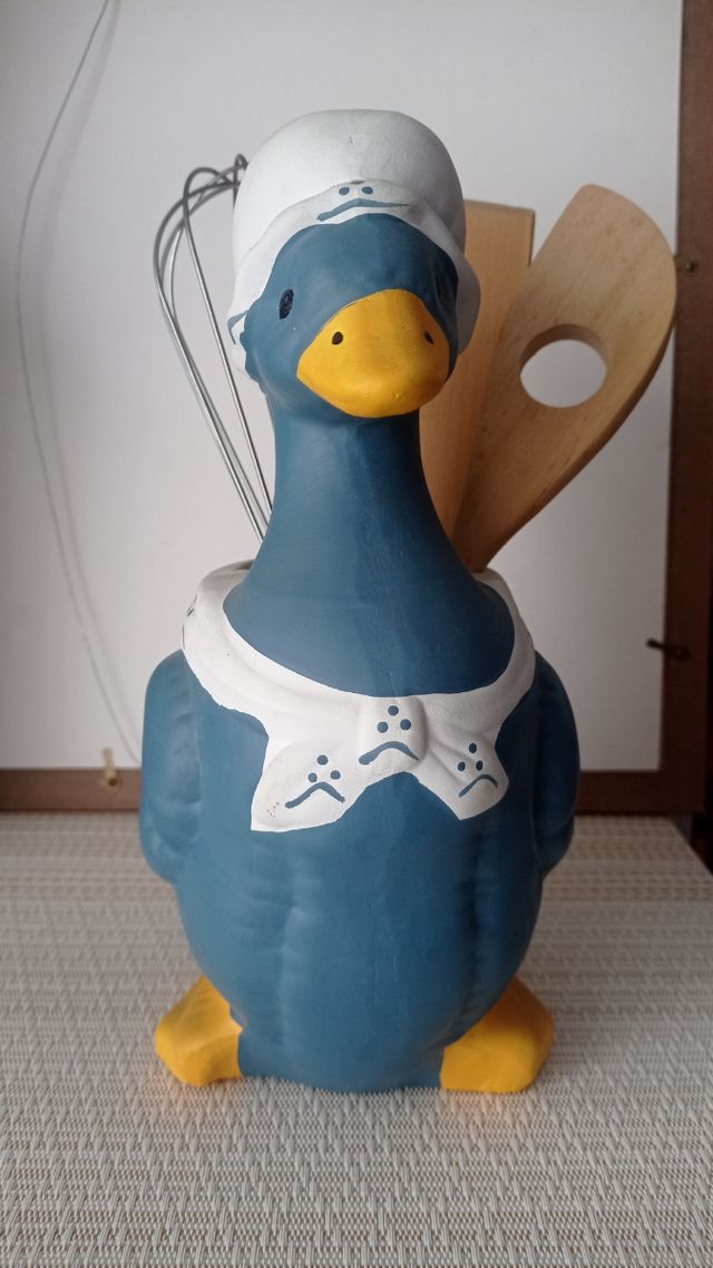 Figura cerámica forma pato con utensilios cocina