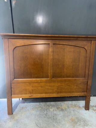 Cabecero de madera marrón