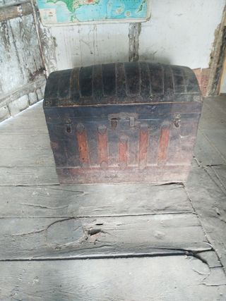 Baúl antiguo de madera y metal