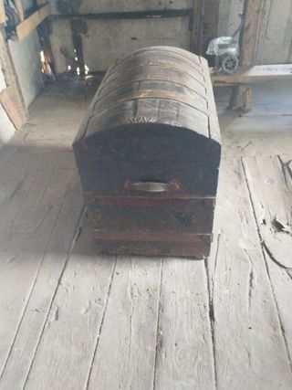 Baúl antiguo de madera y metal