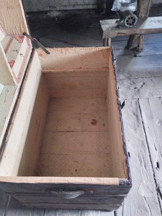 Baúl antiguo de madera y metal