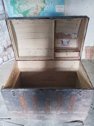 Baúl antiguo de madera y metal