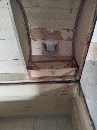 Baúl antiguo de madera y metal