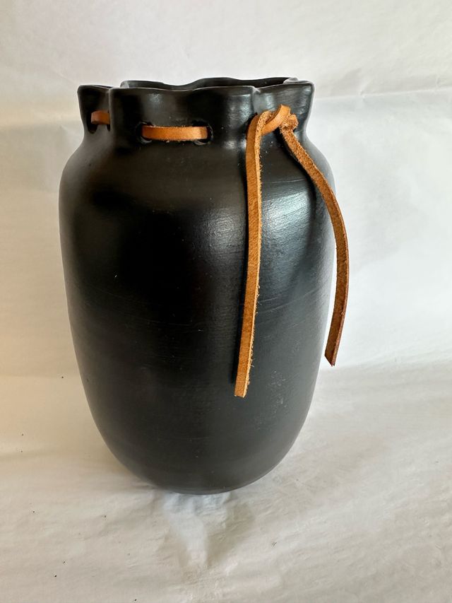 Jarrón de cerámica negro con cordón de cuero