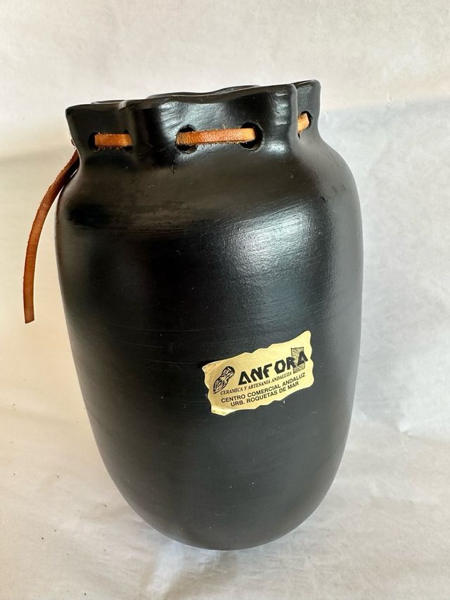 Jarrón de cerámica negro con cordón de cuero
