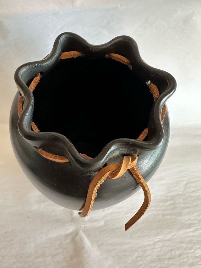 Jarrón de cerámica negro con cordón de cuero