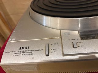 Akai Tocadiscos y Sintonizador Plata