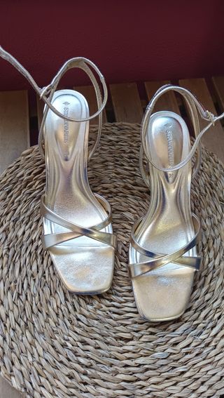 Sandalias Stradivarius doradas talla 39