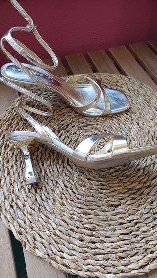 Sandalias Stradivarius doradas talla 39