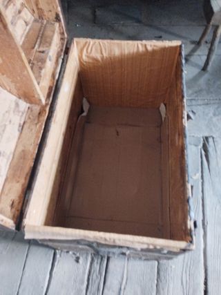 Baúl antiguo de madera y metal