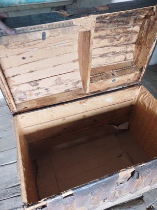 Baúl antiguo de madera y metal