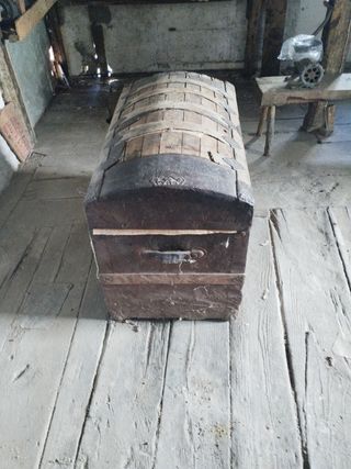 Baúl antiguo de madera y metal