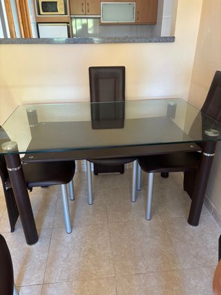 Mesa de comedor de cristal y metal