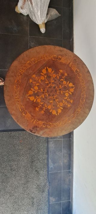 Mesa auxiliar antigua marquetería floral