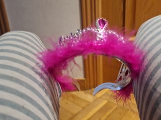 Corona de princesa rosa con plumas rosa oscuro