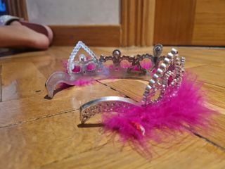 Corona de princesa rosa con plumas rosa oscuro