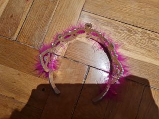 Corona de princesa rosa con plumas rosa oscuro