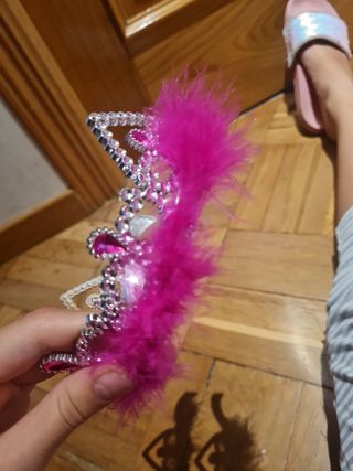 Corona de princesa rosa con plumas rosa oscuro