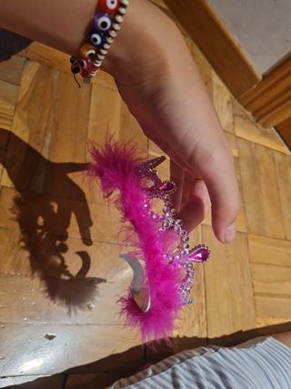 Corona de princesa rosa con plumas rosa oscuro