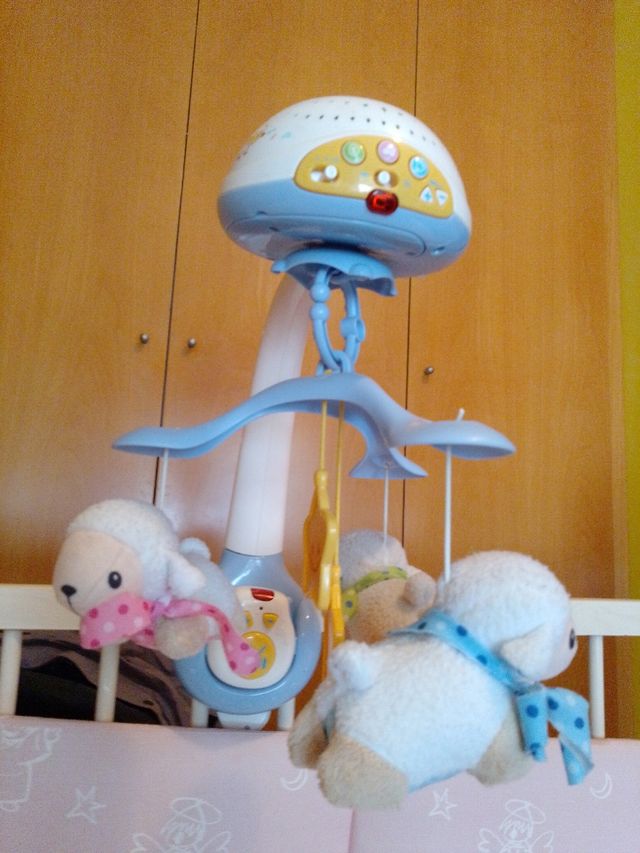 Móvil musical para cuna con ovejas. Proyecta luces