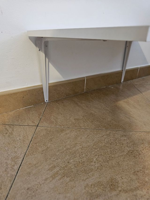 Ampla estante branca