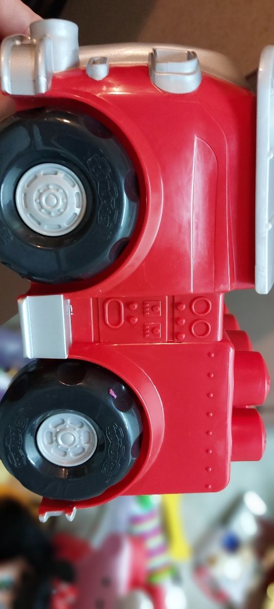 Juguete de camión rojo