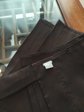 Cortinas marrón chocolate.