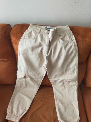 Pantalones cargo Bershka beige