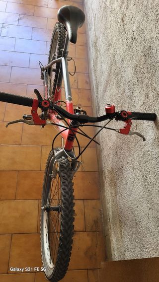 Bicicleta de montaña roja y gris