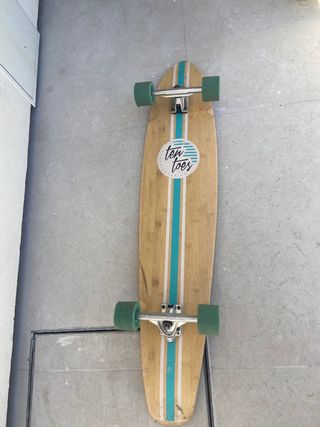 Longboard Negro con Ruedas Verdes