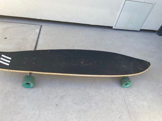 Longboard Negro con Ruedas Verdes