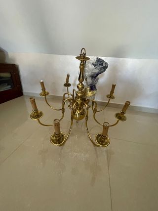 Lámpara de araña dorada de metal