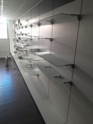 22 Estanterías Modulares 1m x 2.35m con cristales