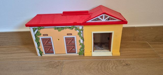 Granja Playmobil con establos y tejado rojo